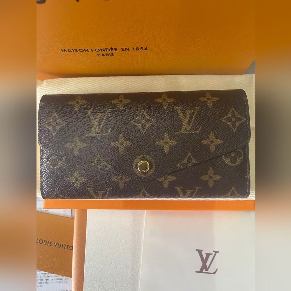 Louis Vuitton Monogram Sarah Wallet - Picture 2 of 9
